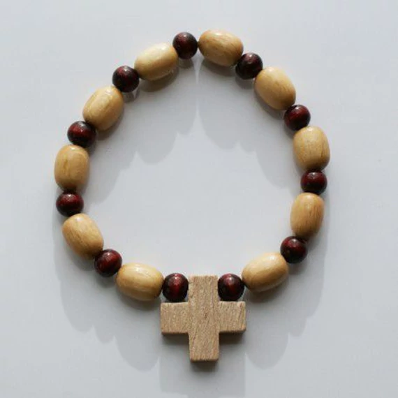 Rózsafüzér tized fa karkötő színes-gumis