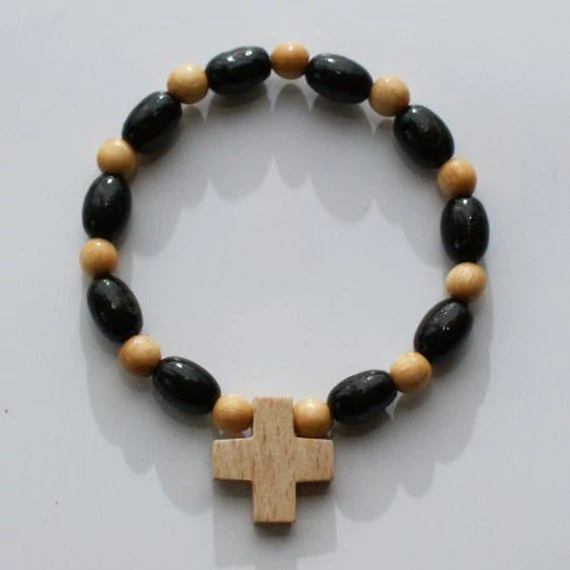 Rózsafüzér tized fa karkötő színes-gumis